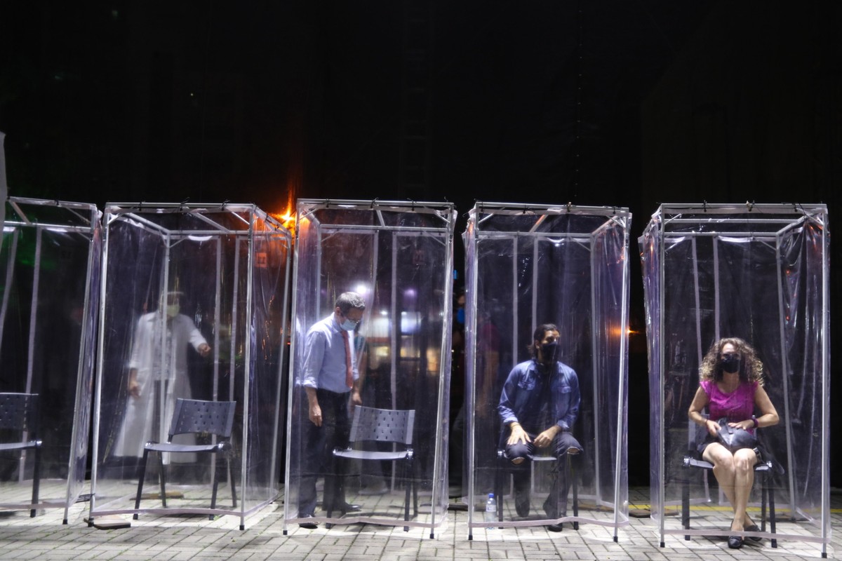 Brazylijski teatr: Widzowie zamknięci w plastikowych kabinach.