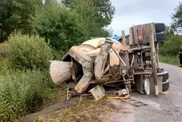 Kierowca betoniarki przesadził z prędkością. Do pomocy potrzebne były aż dwa dźwigi