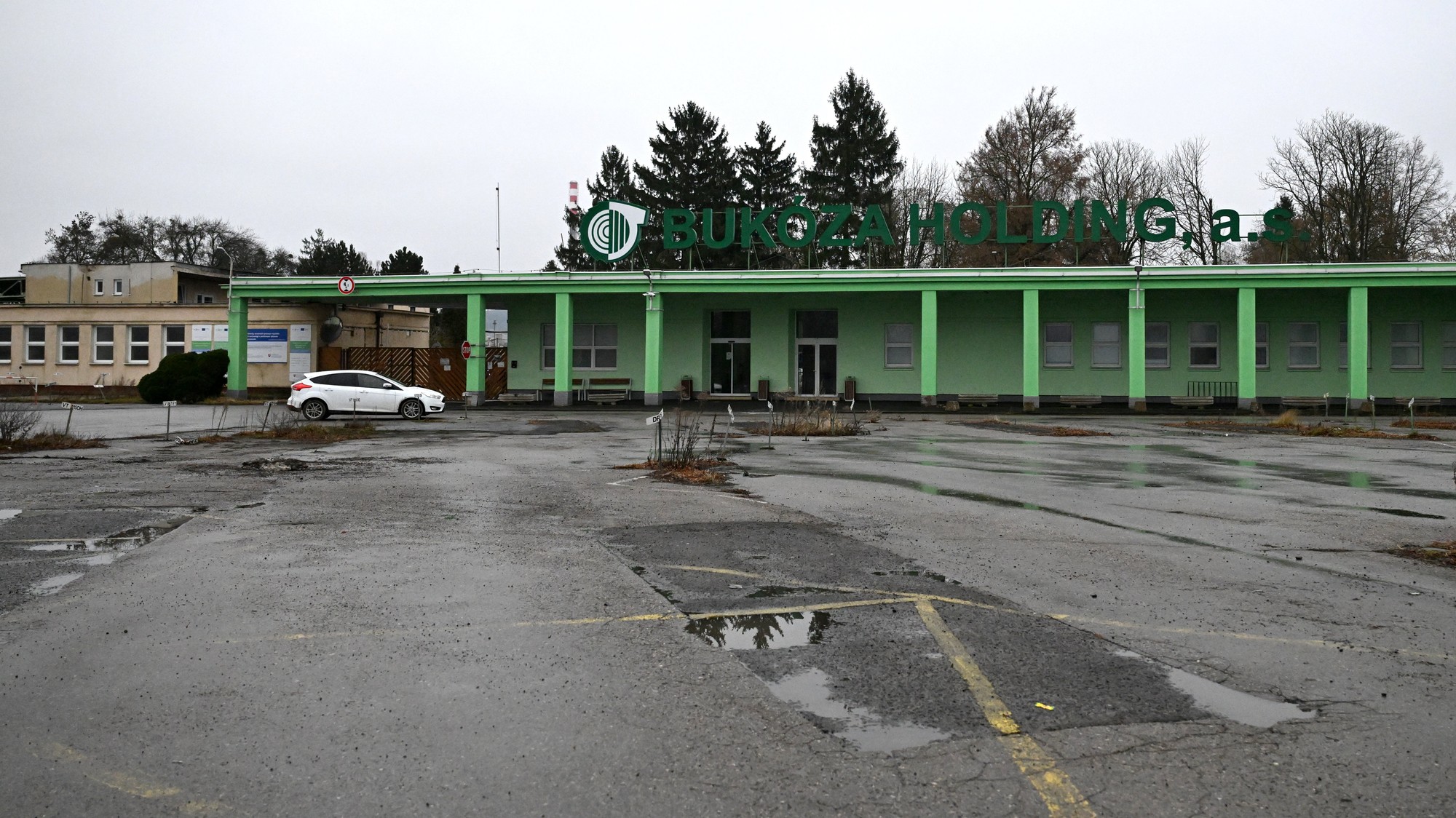 Hlavná brána do bývalého areálu Bukóza Holding v obci Hencovce v okrese Vranov nad Topľou.