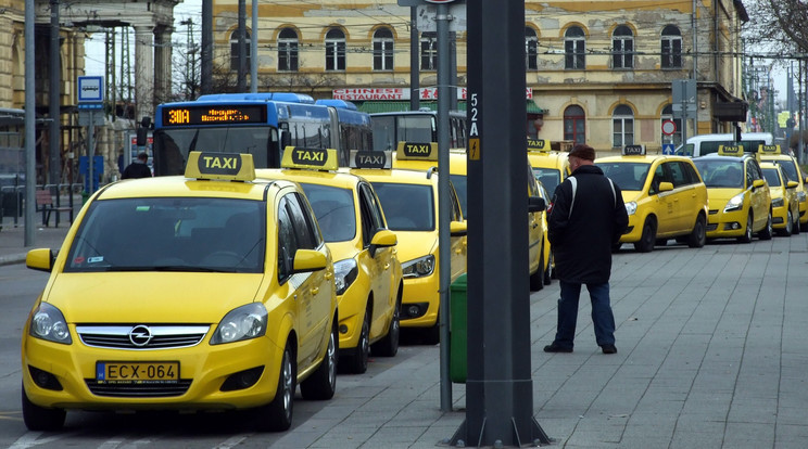 Budapesten csak sárga színű kocsival és kötött tarifával lehet taxizni / Fotó: MTI-Jászai Csaba