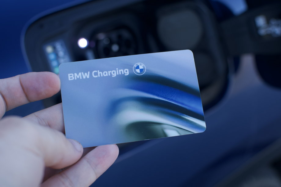 Program BMW ChargeNoW umożliwia korzystanie m.in. z ładowarek Greenway. Możliwe jest też ładowanie samochodu na stacjach partnerskich za granicą. 