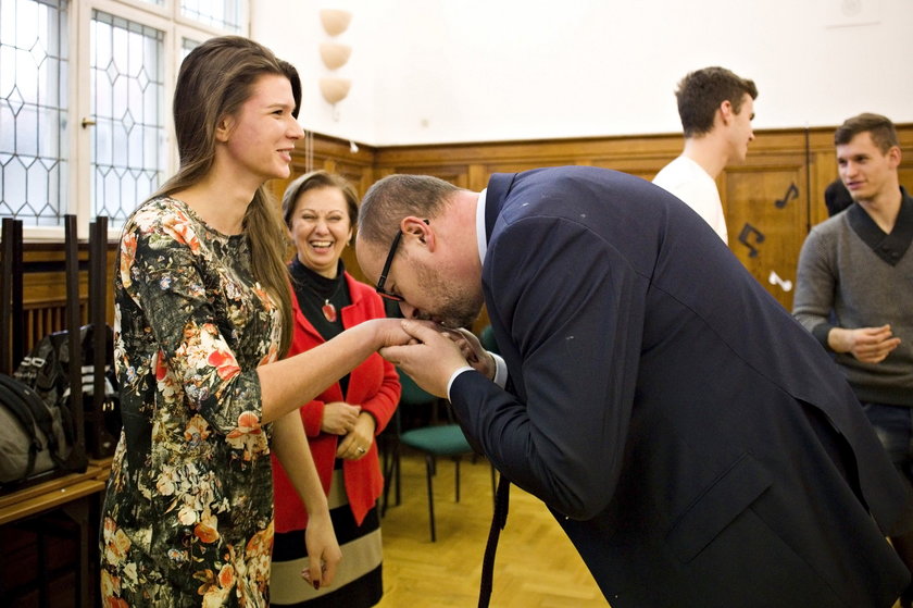 Prezydent Gdańska ćwiczy poloneza z maturzystami z V LO 