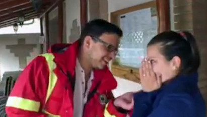Zseniálisan sült el a mentős lánykérés Gödöllőn - élőben közvetített az OMSZ - Videó