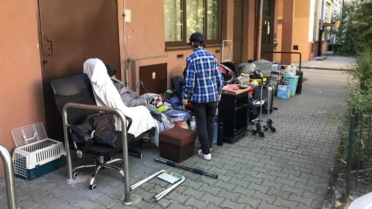 Pani Małgorzata koczuje z mamą przed blokiem. Oszukał je właściciel mieszkania