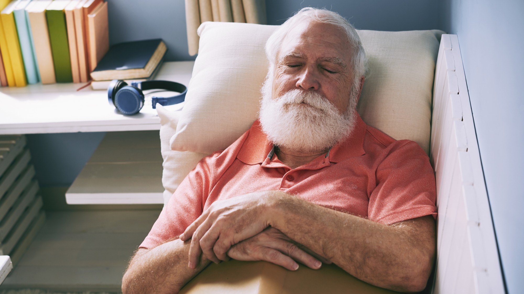 Ilustračná fotografia: denný spánok je u seniorov bežný, pozornosť však môže vyžadovať náhla zmena času alebo frekvencie zdriemnutí. 