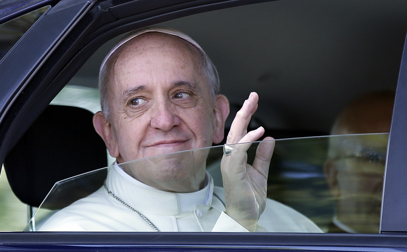 Boli mnie serce, gdy widzę księdza lub zakonnice w najnowszym modelu samochodu - mówił niedawno papież Franciszek księżom i zakonnicom. Samochody są potrzebne. Ale wybierajcie skromniejsze modele. Pomyślcie o dzieciach umierających z głodu i zaoszczędzone pieniądze przekażcie im - stwierdził papież.