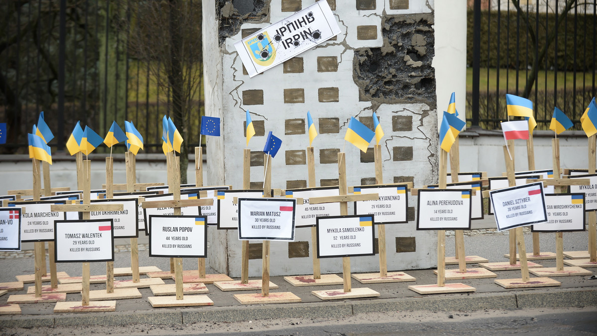 Krzyże oraz model zniszczonego budynku przed rosyjską ambasadą w Warszawie