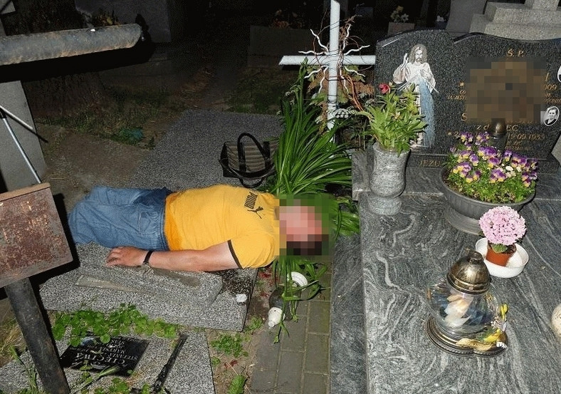 Zdjęcie jednego z "imprezowiczów" na cmentarzu (fot. Waldemar Stós)