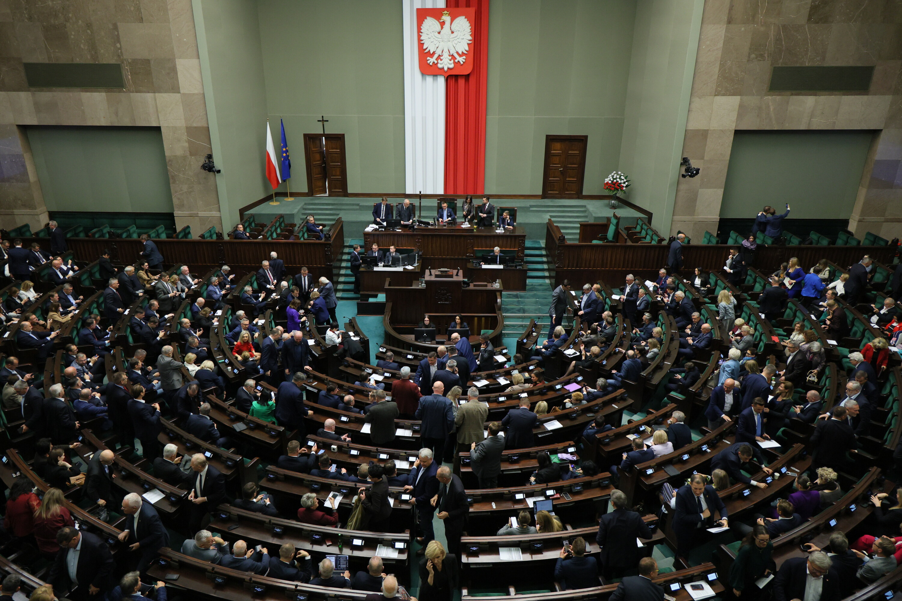 Sondaż: KO zwiększa przewagę nad PiS do prawie 4 punktów