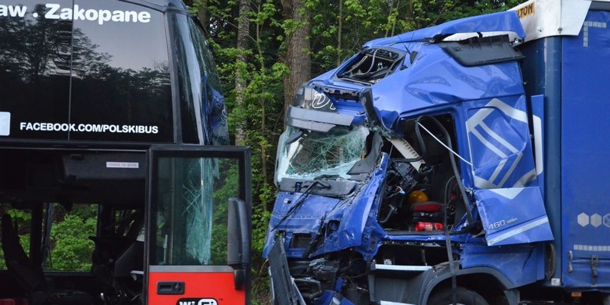 Zderzenie autokaru z ciężarówką