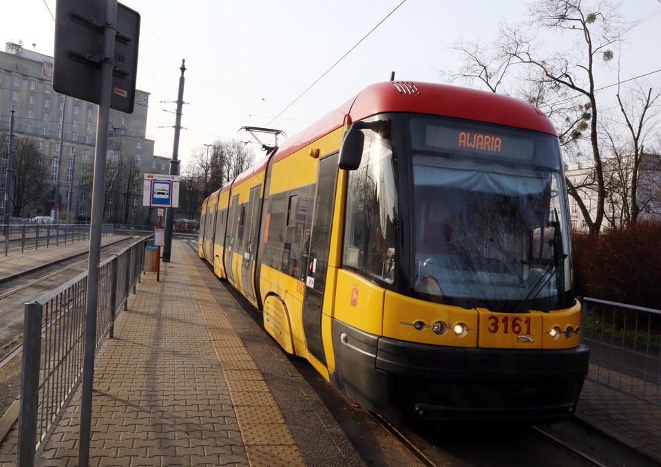 Uszkodzony tramwaj na pętli na Placu Narutowicza w Warszawie