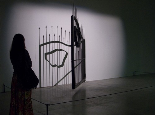 Shilpa Gupta, Bez tytułu (Brama), 2009