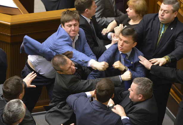 Bójka w ukraińskim parlamencie. Komuniści pobili się z nacjonalistami. Zobacz WIDEO