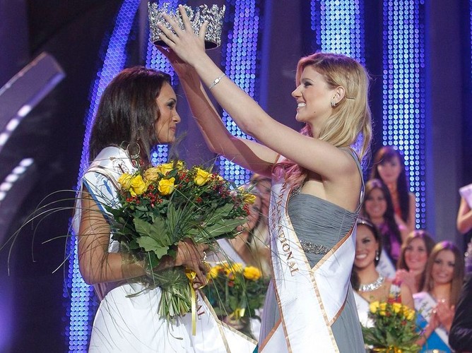 Zeszłoroczna i nowa Miss Supranational