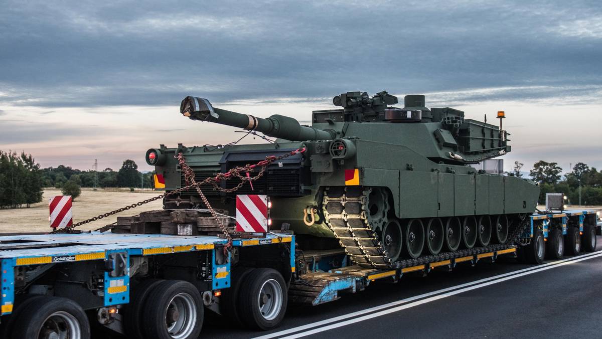 Czołg M1 Abrams w trakcie transportu na polskich drogach