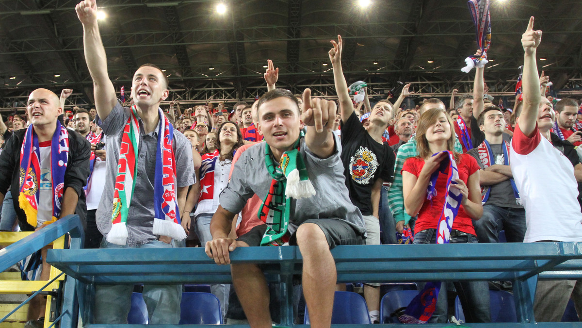 Jeśli Wisła Kraków awansuje do piłkarskiej Ligi Mistrzów, będzie miała wielki problem. UEFA nie zgodzi się na grę Białej Gwiazdy na wciąż remontowanym stadionie - czytamy w "Dzienniku Polskim".