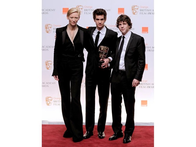 Androgyniczna Tilda Swinton w swoim męskim stroju niewiele odróżniała się od Andrew Garfielda i Jesse Eisenberga