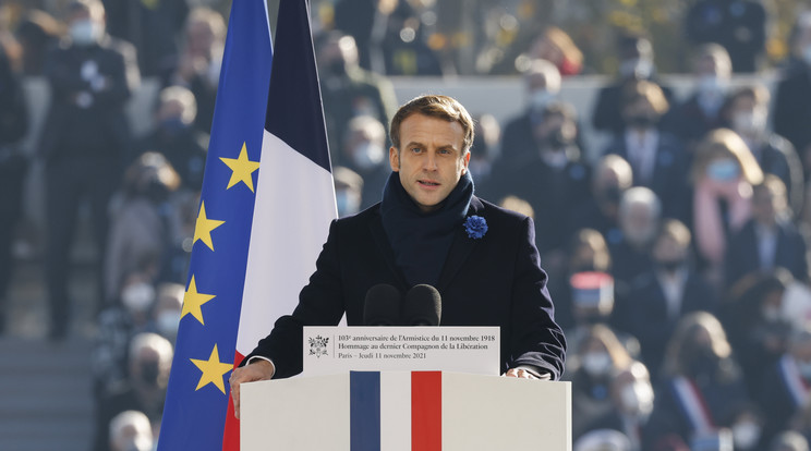 Emmanuel Macron francia elnök, és az új kékes zászló, mellette az EU-s kékkel / Fotó: MTI/EPA/AFP pool/Ludovic Marin