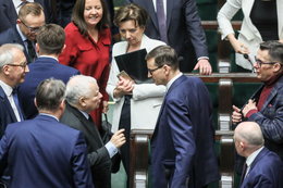 Rząd zmienia zdanie w sprawie podwyżek dla 2 mln Polaków. W tle słowa Kaczyńskiego