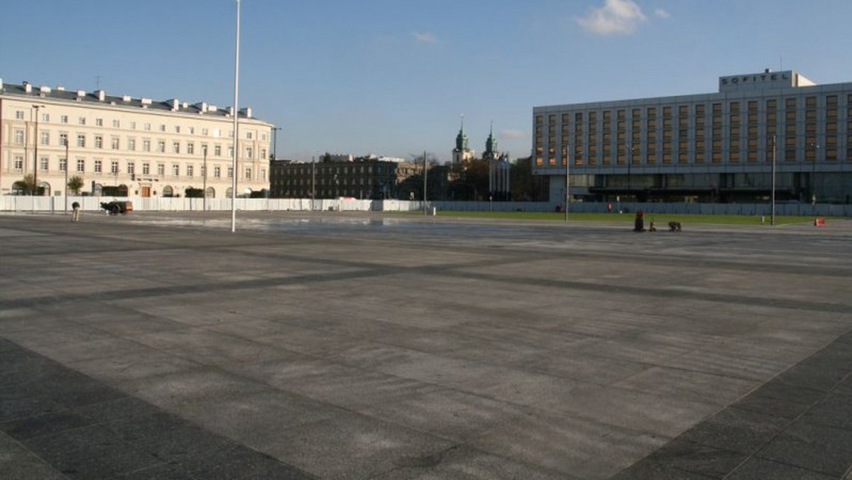 Mariusz Błaszczak wydał zarządzenie, w którym informuje, że Plac Piłsudskiego jest terenem zamkniętym ze względu na obronność i bezpieczeństwo państwa. "Gazeta Wyborcza" sugeruje, że może to być kolejny krok PiS, aby ustawić w tym miejscu pomniki smoleńskie. MSWiA w oświadczeniu, które otrzymał Onet informuje, że plac nie zostanie ogrodzony.