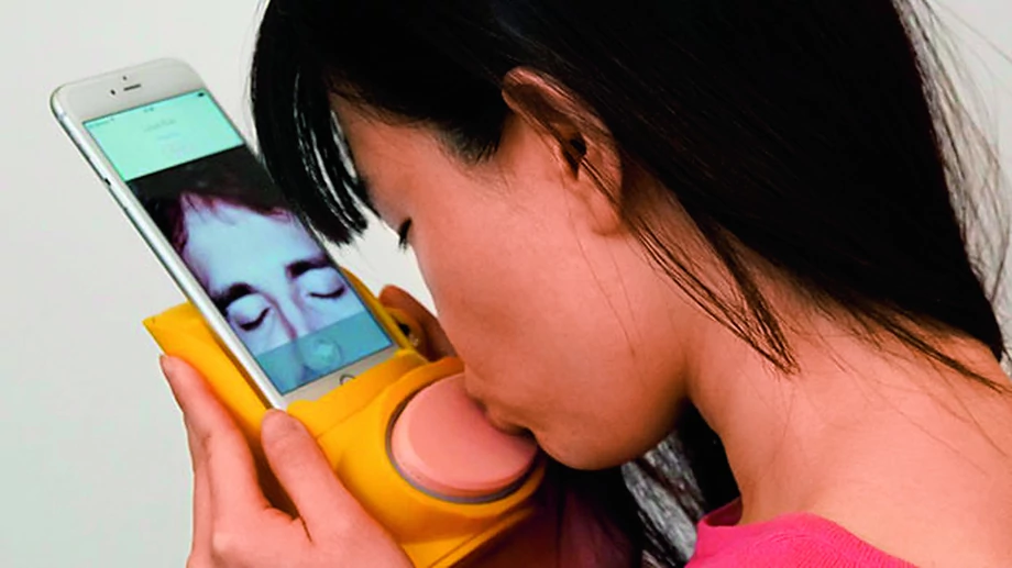 Kissenger stworzony przez firmę Lovotics to nakładka na smartfon umożliwiająca przesyłanie pocałunków na odległość