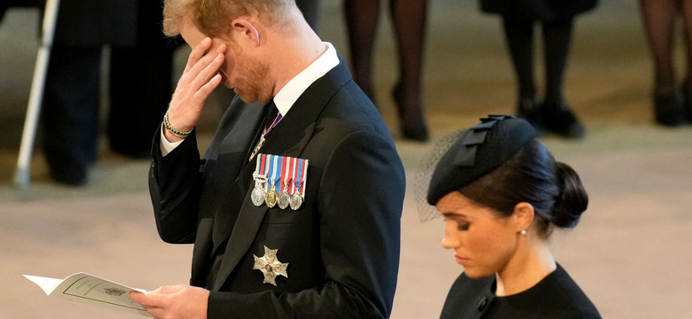 Meghan i Harry złamali protokół przy trumnie Elżbiety II? "Standardy amerykańskie" [TYLKO W PLEJADZIE]