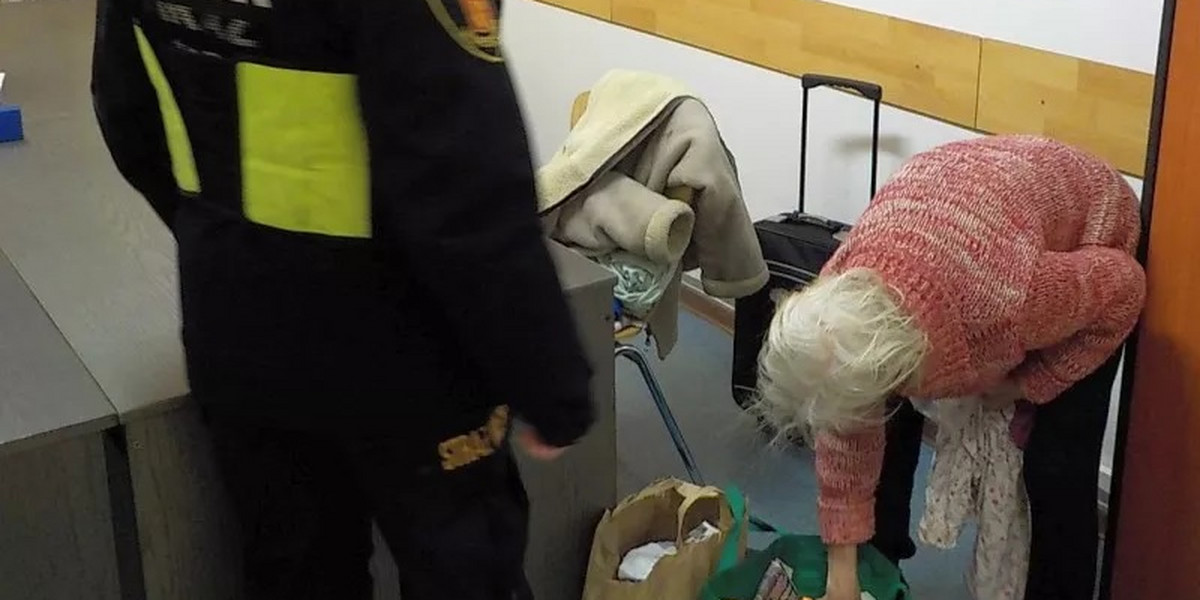 Strażnicy miejscy pomogli 80-latce. Z komendy odebrała ją wnuczka