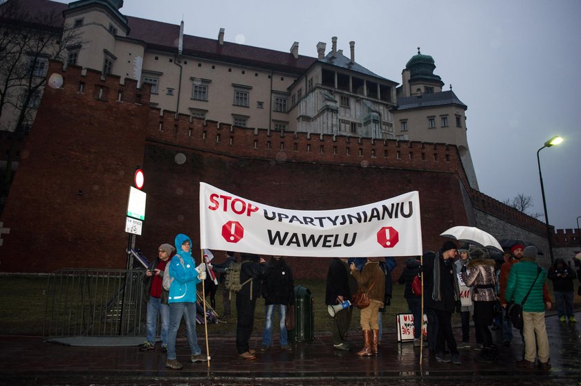 Prezes PIS przyjechał na Wawel na grób brata