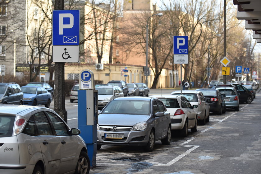 Dziewczyna Kalisza parkuje na miejscu dla niepełnosprawnych