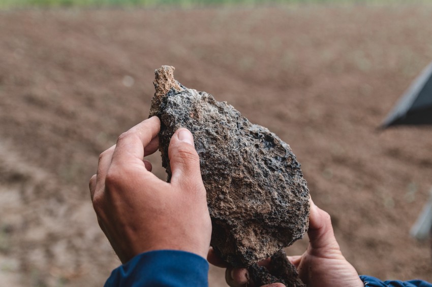 Nisu bili ni previše teški, ali ni lagani: Aleksandar veruje da je na svojoj njivi pronašao meteorit