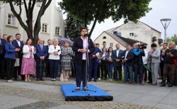 Szydło w Węgrowie na niebieskim podeście. Opozycja kpi: Dbają o obuwie!