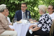 Premier Mateusz Morawiecki podczas spotkania z seniorami w Żelazowej Woli