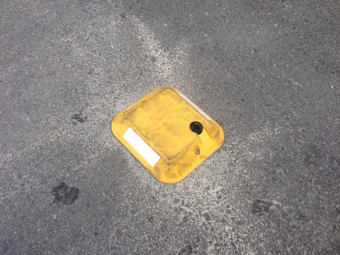 <strong>Jak to działa?</strong><br /><br />

Na miejscach parkingowych przymocowano do asfaltu  specjalne sensory, które informują centralę czy miejsce parkingowe jest wolne, czy nie. Jeśli samochód zajmie miejsce parkingowe, do systemu wysyłana jest informacja. <br /><br />