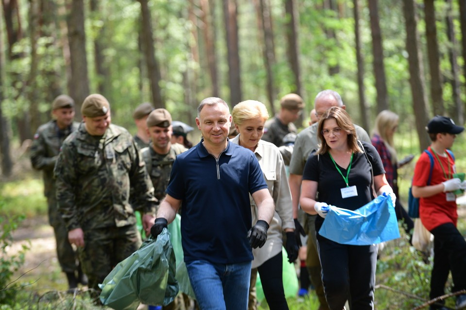 Andrzej Duda i Agata Kornhauser-Duda podczas akcji "sprzątaMY"