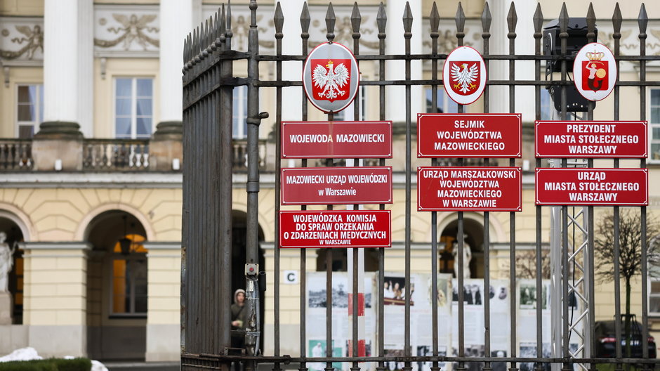 Tabliczki informacyjna na ogrodzeniu siedziby Urządu Miasta Stołecznego Warszawy
