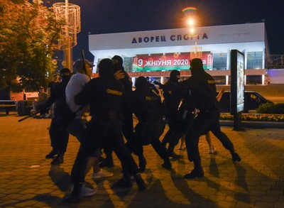 Starcia demonstrantów z białoruską milicją. MSW potwierdziło zastosowanie 'specjalnych środków'