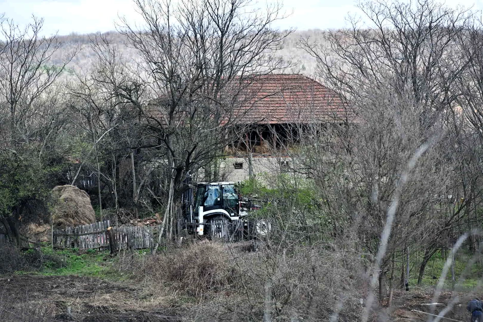 Bager raščišćava deo oko kuće i traži materijalne dokaze