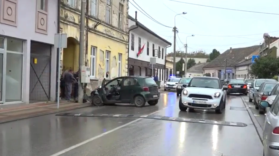 automobil udario u banderu