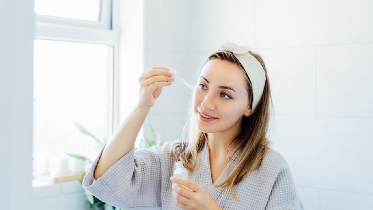 Ce este acidul hialuronic și cum se aplică corect pe ten. Greșeala frecventă care îți poate usca pielea
