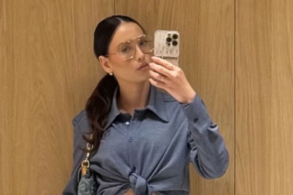 LEŽERNO, A EFEKTNO Smeli stajling Mirke Vasiljević: Obukla pantalone koji su hit ove sezone, vezala košulju ispod grudi - GO STOMAK U FOKUSU