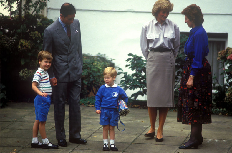 Książę Harry podczas pierwszego dnia w przedszkolu w 1987 roku razem z księciem Williamem, księżną Dianą i księciem Karolem
