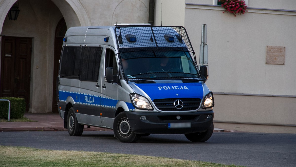 Dokonywanie kradzieży po pijaku nie jest najlepszym pomysłem. Przekonał się o tym Mariusz P. który będąc pod wpływem alkoholu włamał się do samochodu, a następnie... zasnął w nim. Obudzili go policjanci. Teraz mężczyzna został oskarżony i grozi mu kara pozbawienia wolności aż do lat 15.