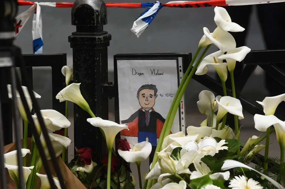 Fotografija zabeležena ispred OŠ "Vladislav Ribnikar" 