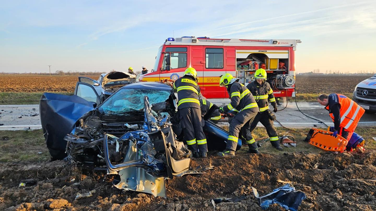 Hasiči z hasičskej stanice Senec zasahovali pri dopravnej nehode dvoch osobných motorových vozidiel.