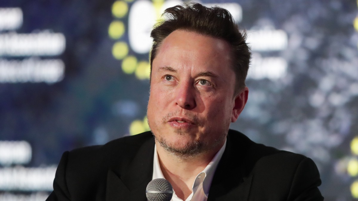 Elon Musk 77 éves édesapja újabb gyereket szeretne, de csak 35 évnél fiatalabb nőtől