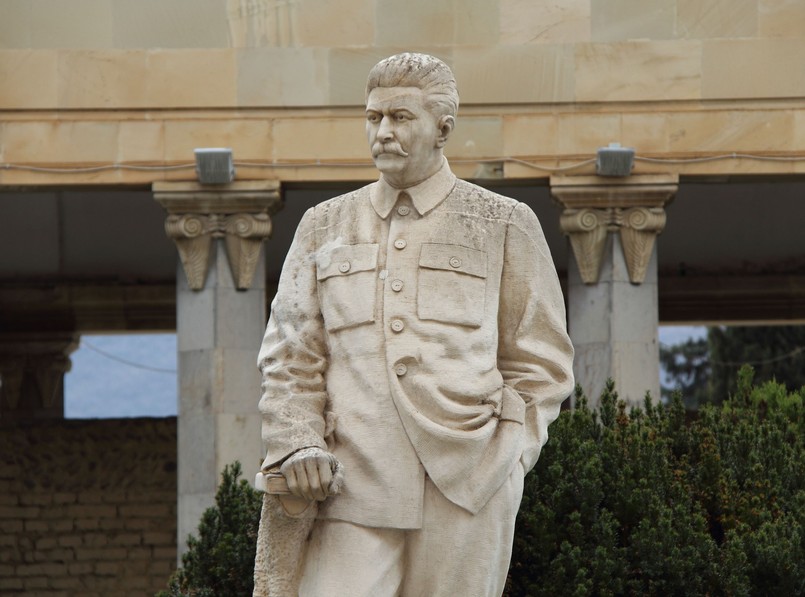 Niewiele brakowało, a Stalin nie zostałby dyktatorem, a co najwyżej - duchownym. Kiedy miał 11 lat, trafił do seminarium duchownego, gdzie zaczął kształcić się na popa. Przerwał jednak naukę z bardzo prozaicznego powodu. Zabrakło mu pieniędzy na czesne. "Nie zostałem bynajmniej socjalistą wskutek, jak to opowiadają, jakiegoś popędu, mając lat sześć czy dziesięć. Stałem się nim dopiero w seminarium, przez protest przeciwko panującym w nim stosunkom. Było tam dookoła samo szpiclowanie. Podobnie jak papiery, rewidowano nam dusze, ohyda! Byłem gotów na złość zostać wtedy wszystkim!" - opowiadał Stalin w jednym z wywiadów już po dojściu do władzy, w 1931 roku...