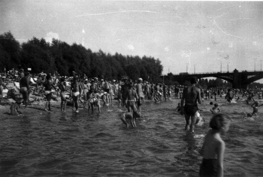 Plaża nad Wisłą, a w tle most Poniatowskiego.