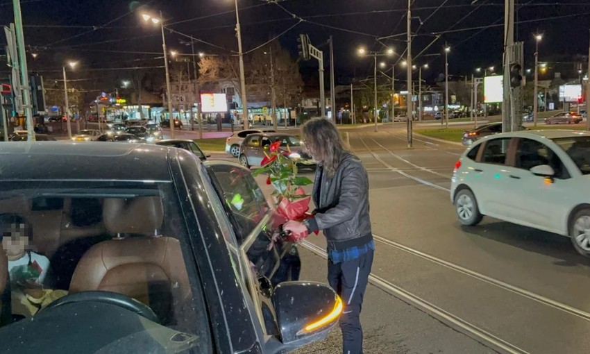 Rale kupuje Ani Nikolić cveće