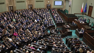 Posłowie Zjednoczonej Prawicy złożyli przysięgę w Sejmie. Wymowna reakcja sali