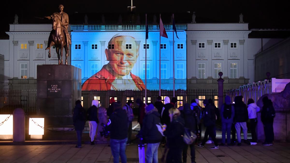 Iluminacja przedstawiająca papieża Jana Pawła II na Pałacu Prezydenckim, 9 marca 2023 r.